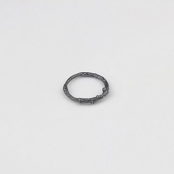 Joyas contemporáneas de diseño anillo rama negro Macala Joyas de Autora